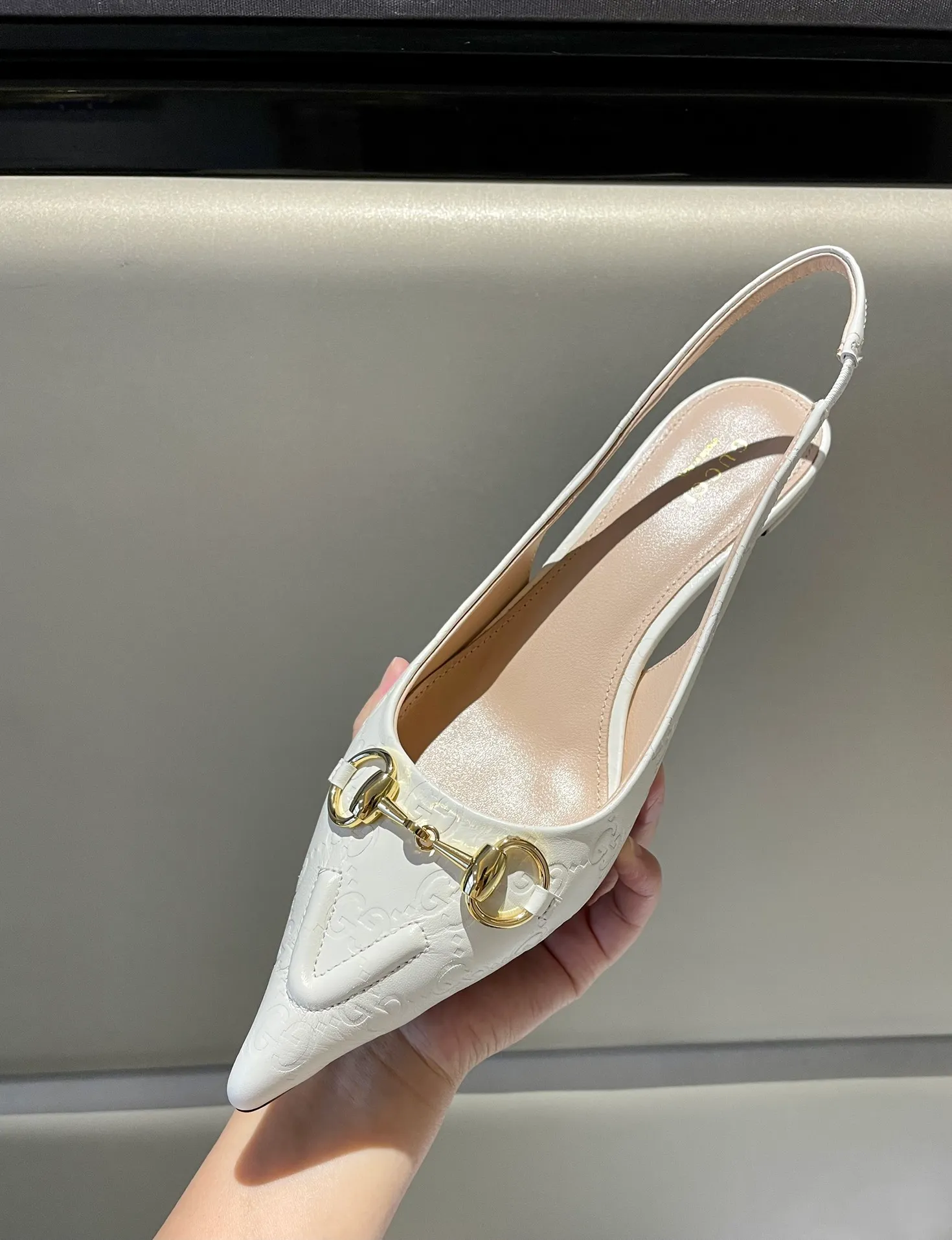 👟👟Ex-factory price 580👟👟 2024 G family’s new GUcc𝐢 horsebit pump sandals with pointed toes, elastic straps and kitten heels complement each other to create a comfortable and fitting design, and the back-lace pumps are the essence of design. Hot-drilling process Upper: Imported high-grade G G canvas Lining/foot pads: Full-grain high-grade lambskin Sole: Italian top-grade genuine leather sole Heel height: 10.5cm Fitting size: 35-42 (40/41/42 custom-made, non-refundable)